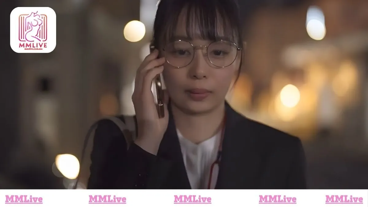 Nụ cười răng thỏ làm nên thương hiệu của Ami Tokita, một nét ngây thơ đầy cuốn hút giữa ánh đèn neon hoa lệ của Tokyo.